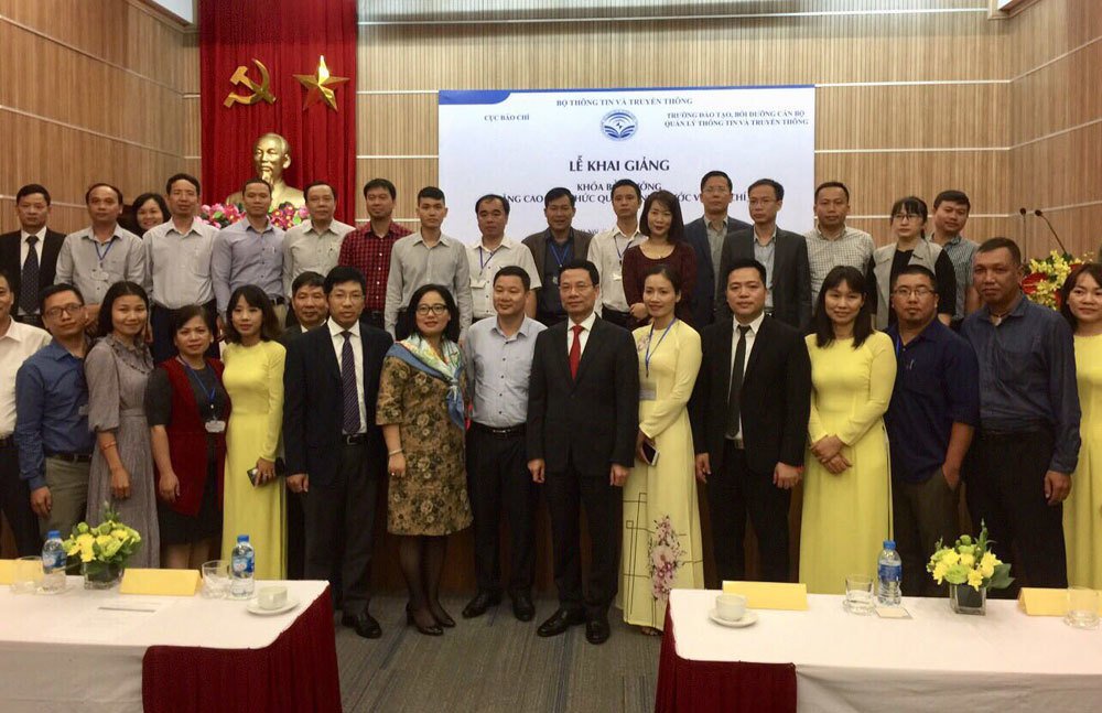 Bộ trưởng Nguyễn Mạnh Hùng chụp ảnh cùng các học viên