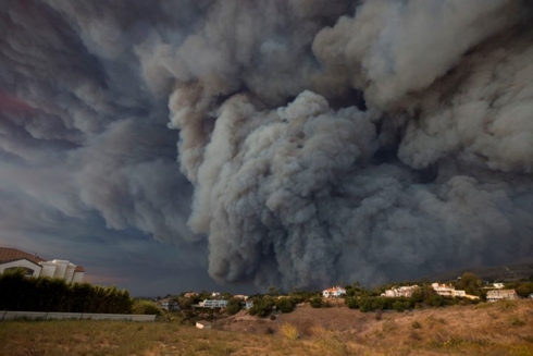Khói đen phủ kín bầu trời trong trận cháy rừng ở California, Mỹ. Ảnh: Getty.