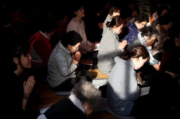 Các phụ huynh cầu xin con cái thi đậu tại một ngôi chùa ở Seoul ngày 15-11 - Ảnh: REUTERS