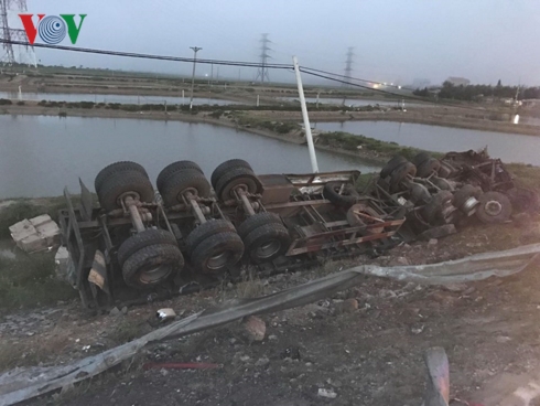 Chiếc container chở giấy bị lật dưới ruộng.