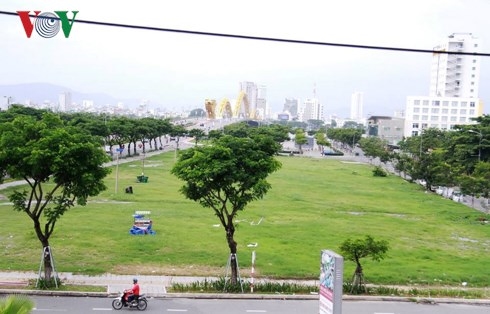 Thu hồi lô đất 20A, đường Võ Văn Kiệt, quận Sơn Trà với giá hơn 652 tỷ đồng của Công ty TNHH MTV Vipico (Hà Nội) vì chậm nộp tiền sử dụng đất 52 ngày.