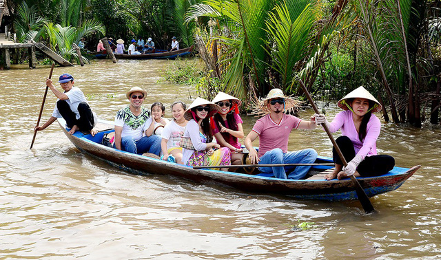 Nhóm bạn trẻ Sài Gòn đi tour tham quan sông nước miền Tây - Ảnh: T.T.D.
