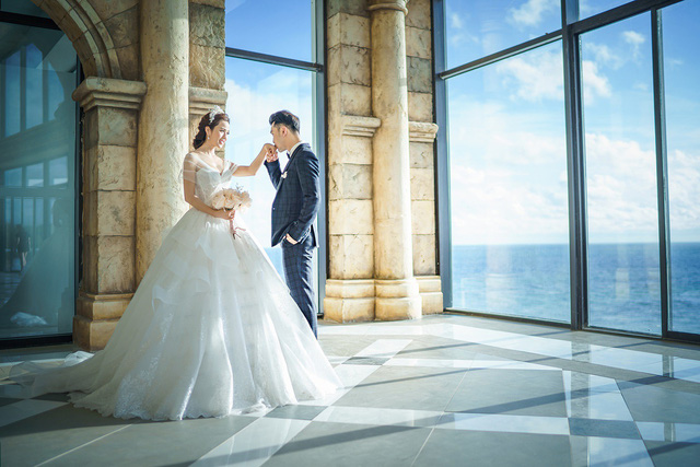 Sau khi tiết lộ thiệp cưới độc đáo, Ưng Hoàng Phúc Kim Cương tiếp tục tung hình cưới lãng mạn. Để chuẩn bị cho ngày trọng đại nhất, cặp đôi Ưng Hoàng Phúc và Kim Cương bỏ nhiều tâm sức chăm chút cho từng công đoạn nhỏ nhất.