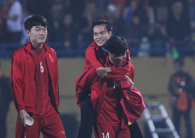 H&igrave;nh ảnh x&uacute;c động của C&ocirc;ng Phượng đối với Văn To&agrave;n