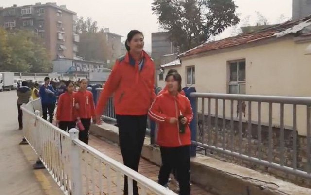 Thật khó để tin Zhang mới chỉ là học sinh lớp sáu khi cô bé 11 tuổi cao tới 6 feet 7 inches (2,1 mét)