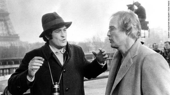 Đạo diễn Bernardo Bertolucci và diễn viên Marlon Brando trên trường quay ở Paris vào năm 1972 - Ảnh: ALAMY