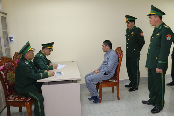 Nông Văn Khởi được phía Trung Quốc bàn giao cho Công an, Biên phòng Việt Nam - Ảnh: LÊ HÒA