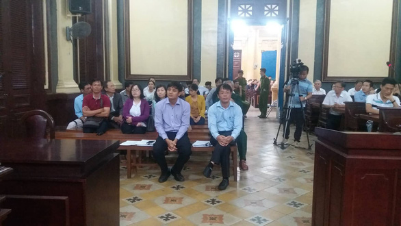Hai bị cáo Vũ Văn Đảo (phải) và Đinh Văn Quyết tại phiên tòa - Ảnh: HOÀNG ĐIỆP