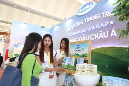 Vinamilk nhận bằng khen của Thủ tướng Chính phủ về phát triển tam nông bền vững.