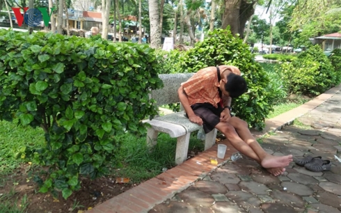 Một đối tượng nghiện hút vật thuốc ở nơi công cộng.
