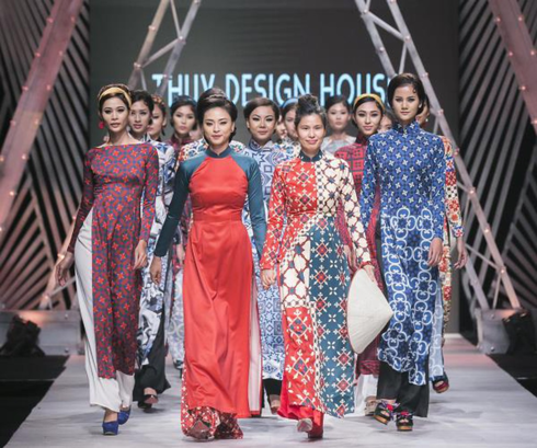 BST áo dài  &quot;Cô Ba Sài Gòn &quot; của NTK Thuỷ Nguyễn.