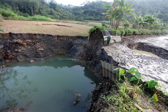 Hố sụt l&uacute;n tại ao của gia đ&igrave;nh b&agrave; B&agrave;n Thị Thục, th&ocirc;n Bản T&agrave;n. Ảnh: Đức Hiếu - TTXVN