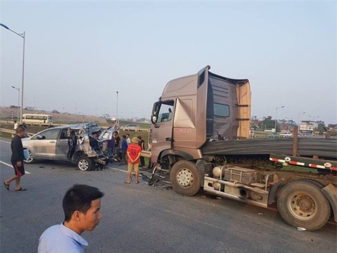 Hiện trường vụ xe container đâm xe Innova đi lùi trên cao tốc. (ảnh: KT)