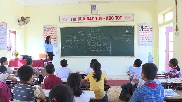 Giờ học tiếng Anh của các em học sinh Trường THCS Xuân Cẩm không khác gì so với những môn học khác. Các em học ngay tại lớp học văn hóa và không có bất kì thiết bị phụ trợ nào.