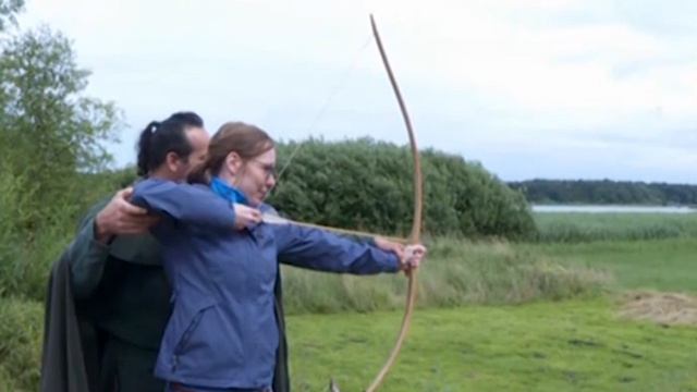 Du khách trải nghiệm việc bắn cung tại ngôi làng Viking