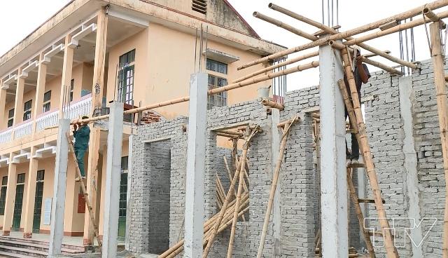 hơn 1 nửa thời gian đã trôi qua công trình xây dựng trường Tiểu học thị trấn Nga Sơn có quy mô 12 phòng học vẫn chưa thể đổ mái tầng 1.