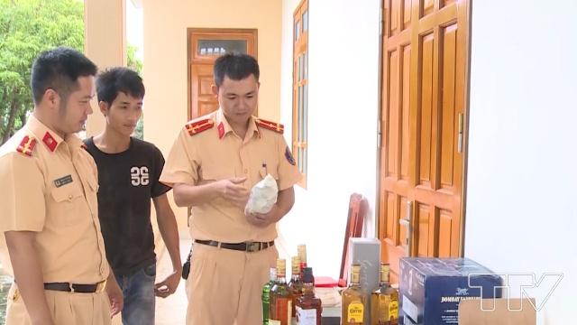 Trạm cảnh sát giao thông Quốc lộ 1A bắt giữ 875 chai rượu nhập lậu