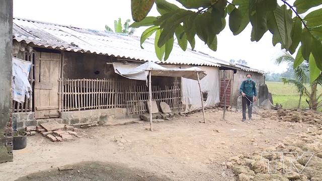 gia đình ông Lê Vũ Thư, ở Tra Thôn, xã Thiệu Phú, huyện Thiệu Hóa, lại tiến hành phun tiêu độc khử trùng chuồng trại để phòng dịch cúm