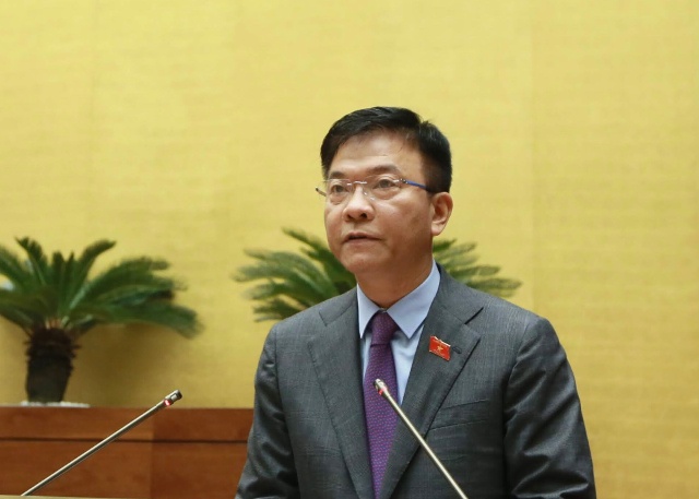 Bộ trưởng Bộ Tư pháp Lê Thành Long trình bày báo cáo. Ảnh: VGP/Xuân Tuyến