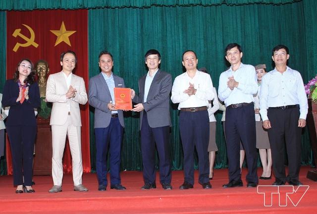 Chủ tịch UBND tỉnh Nguyễn Đình Xứng trao giấy chứng nhận Chi nhánh Công ty Banboo Airways tại Thanh Hoá