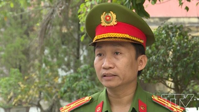 Thượng tá Lê Huy Tuấn- Phó trưởng Công an huyện Yên Định:  &quot;Sau khi thực hiện giai đoạn 2 bắt đầu đi vào xử lý thì nhìn chung các vi phạm trên tuyến đường đã giảm rõ rệt do trước đó chúng tôi đã tuyên truyền, ký cam kết cho các chủ bãi và lái xe nên họ đã bắt đầu ý thức được mức phạt cao &quot;
