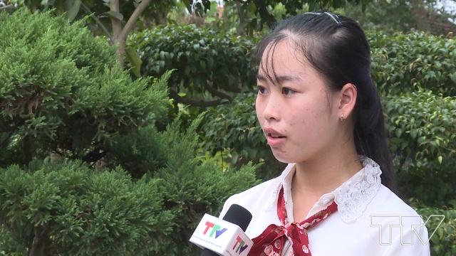 Em Đỗ Thị Hồng Châm - Học sinh trường THPT Triệu Sơn 3, huyện Triệu Sơn: Thầy truyền cho chúng em cảm hứng yêu thích môn địa. Ngoài kiến thức sách giáo khoa, thầy còn tìm hiểu kiến thức, tài liệu bên ngoài, giúp chúng em hiểu môn học hơn.