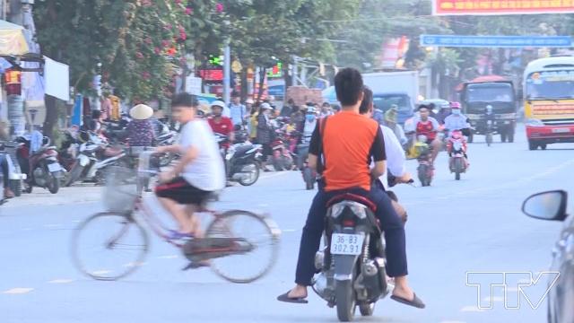 tại các khu vực nông thôn tình trạng người tham gia giao thông không đội mũ bảo hiểm lại diễn ra phổ biến