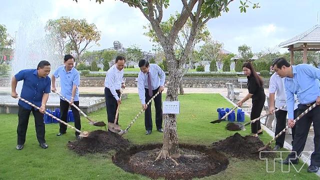 Nhân dịp này, đồng chí Trịnh Văn Chiến, Ủy viên Trung ương Đảng, Bí thư Tỉnh ủy, Chủ tịch HĐND tỉnh và các thành viên trong đoàn đã trồng cây lưu niệm tại quần thể Tượng đài Mẹ Việt Nam Anh hùng.