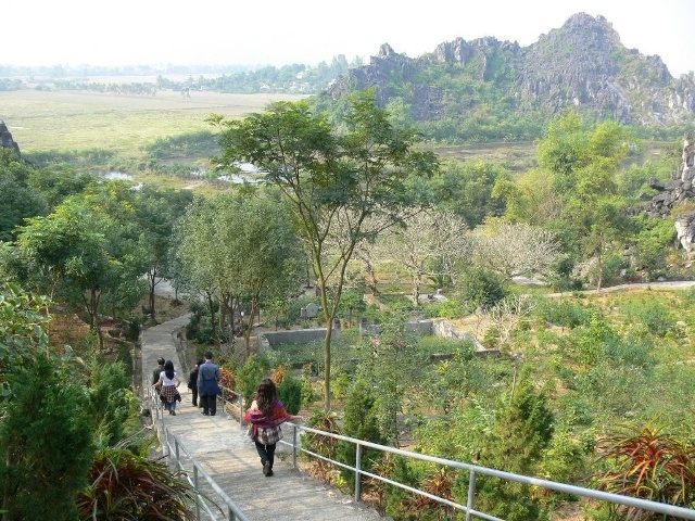 Đường lên động Tiên Sơn