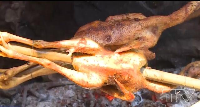 Du khách còn được thưởng thức các món ăn, đặc sản địa phương