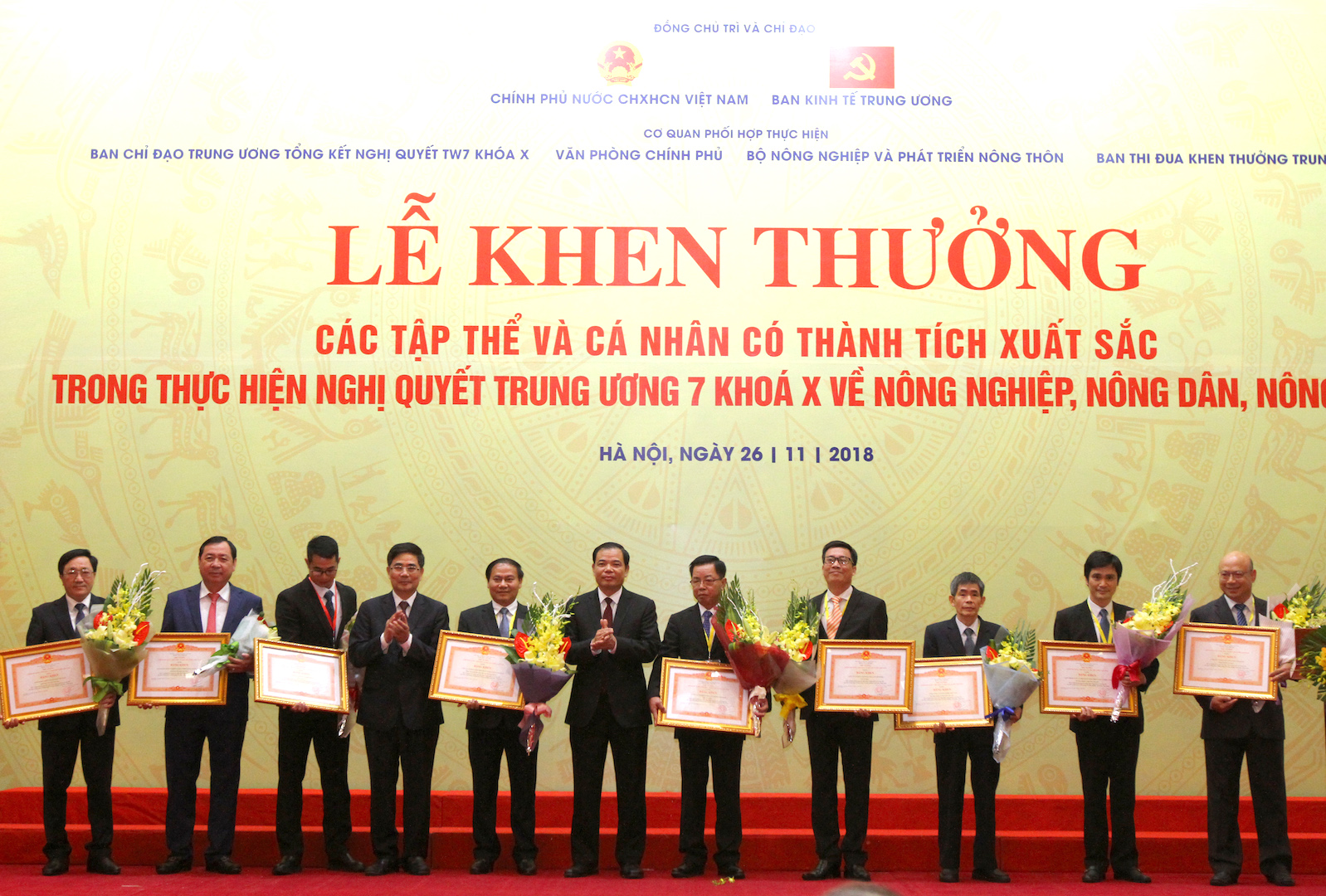 Đại diện các cá nhân và tổ chức được khen thưởng.