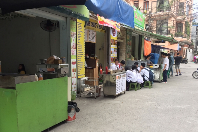 Các cửa hàng bán đồ ăn cho học sinh  &quot;mọc lên &quot; san sát.