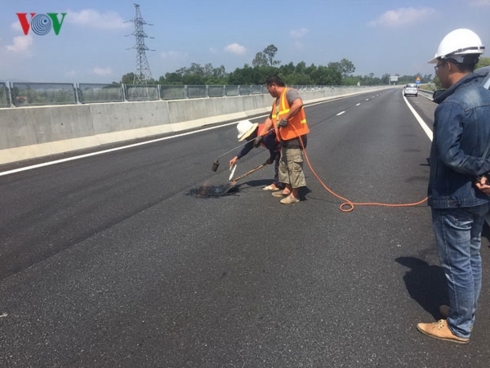 Cao tốc Đà Nẵng - Quảng Ngãi dài 139 km, trong đó 65 km đầu đã đưa vào hoạt động từ tháng 7/2018. Thông xe chưa lâu, cao tốc đã phải vá lại vì nhiều ổ gà trên mặt đường.