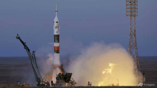 T&agrave;u vũ trụ Soyuz MS-11, mang c&aacute;c phi h&agrave;nh gia mới đến Trạm Kh&ocirc;ng gian Quốc tế (ISS), cất c&aacute;nh từ s&acirc;n bay vũ trụ Baikonur, Kazakhstan - Ảnh: AP