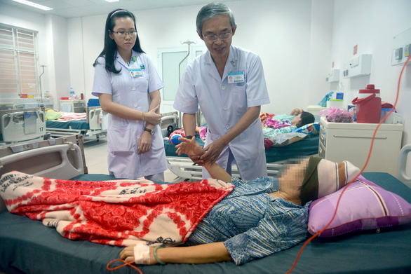 Chăm s&oacute;c người bệnh ung thư l&agrave; một trong những quy tr&igrave;nh quan trọng - Ảnh: DUY&Ecirc;N PHAN