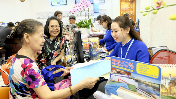 Khách hàng chọn mua tour tết tại một công ty lữ hành ở TP.HCM - Ảnh: CTV