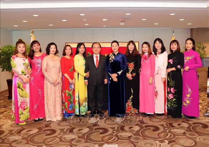 Chủ tịch Quốc hội Nguyễn Thị Kim Ngân chụp ảnh cùng đại diện gia đình văn hóa Việt – Hàn. Ảnh: TTXVN