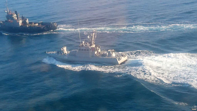 Tàu Nga và Ukraine rượt đuổi ở eo biển Kerch ngày 25/11. (Ảnh: TASS)