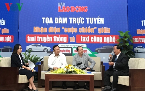Luật sư Trương Anh Tú (thứ hai từ phải qua) tham gia tọa đàm “Nhận diện “Cuộc chiến” giữa taxi truyền thống và taxi công nghệ”. 
