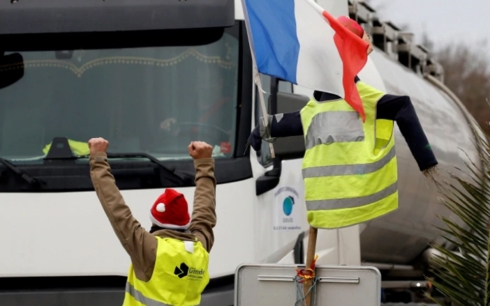 Một người biểu tình Áo vàng ở Cissac-Medoc, Pháp (Ảnh: Reuters)