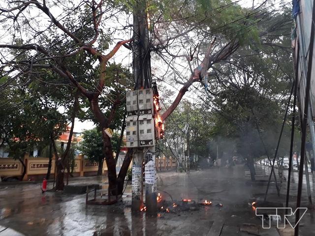 Cột điện trên đoạn đường đại lộ Lê Lợi (cạnh Nghè Cả) bốc cháy trong mưa