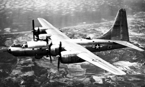 Oanh tạc cơ B-32 trong một chuyến bay đầu năm 1945. Ảnh: USAF