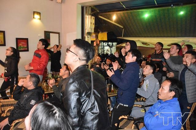 Tại một quán cà phê ở Hàng Than, người hâm mộ hồi hộp dõi theo từng pha bóng nguy hiểm của các cầu thủ Việt Nam. 