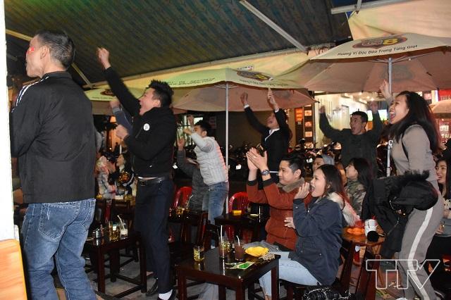 Các CĐV vui mừng khi ĐT Việt Nam ghi bàn thắng vào lưới Malaysia