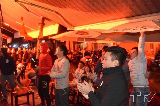 Người hâm mộ vỡ oà khi đội tuyển Việt Nam ghi liên tiếp hai bàn thắng trên sân khách