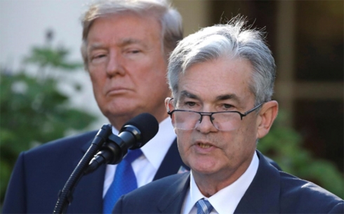 Tổng thống Donald Trump (người đứng phía sau) đã đề cử ông Jerome Powell giữ chức Chủ tịch FED khi phát biểu tại Nhà Trắng ngày 2/11/2017. (Ảnh: REUTERS/Carlos Barria)