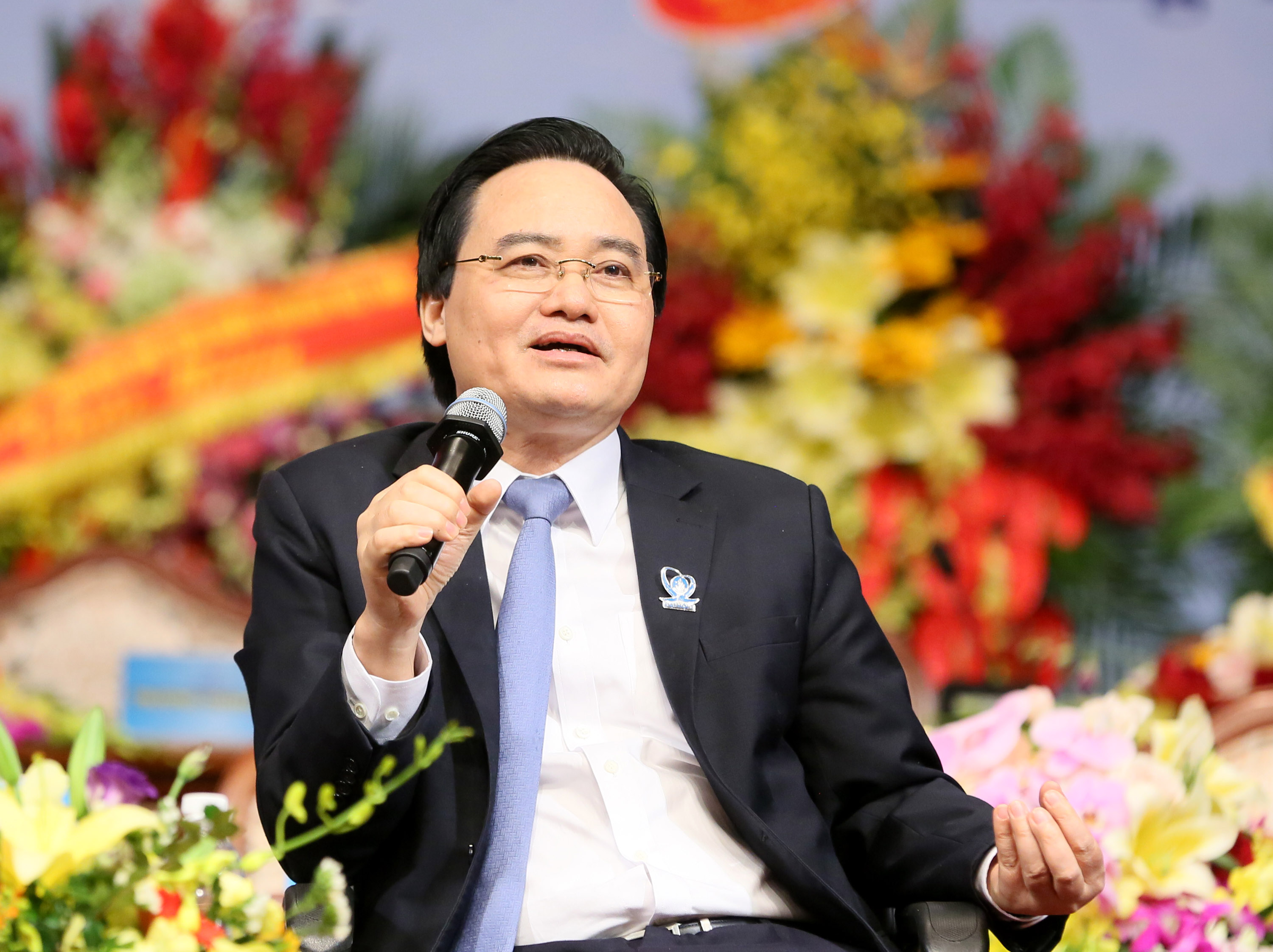 Bộ trưởng Bộ GD&ĐT Phùng Xuân Nhạ cùng lãnh đạo một số bộ, ngành đã có cuộc đối thoại với các đại biểu tham dự Đại hội đại biểu toàn quốc Hội Sinh viên Việt Nam. Ảnh: VGP
