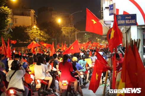 Dòng người đổ về tuyến phố trung tâm của Hà Nội để mừng chiến thắng của tuyển Việt Nam.