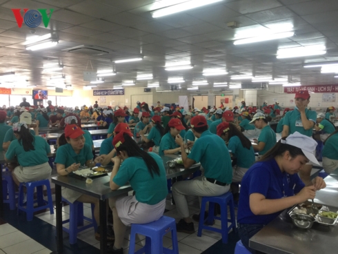 Công nhân ăn trưa tại bếp ăn tập thể trong công ty TNHH FAPT.