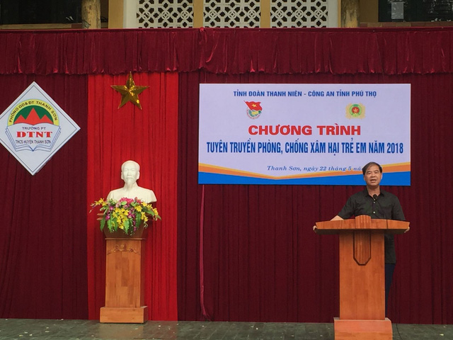 Ông Đinh Bằng My - Hiệu trưởng Trường Phổ thông dân tộc nội trú THCS Thanh Sơn trong buổi ngoại khóa phòng chống xâm hại trẻ em năm 2018 (Ảnh: Cổng TTĐT của Trường).